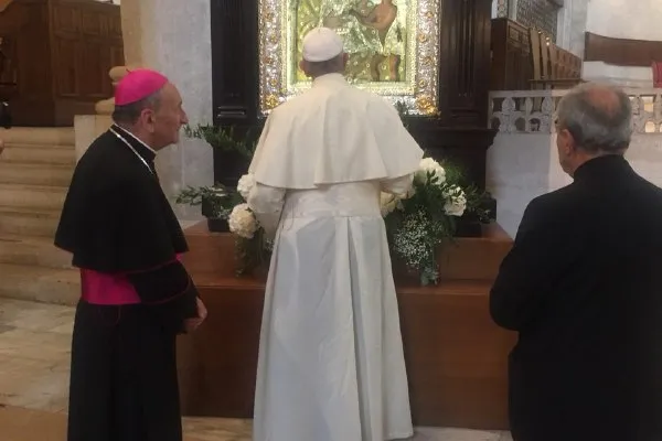 Papa Francesco con l'arcivescovo Cacucci visita la Cattedrale di San Sabino, a Bari, prima di ripartire per Roma, 7 luglio 2018 / Vatican Pool