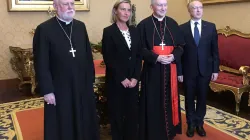 Federica Mogherini con il Cardinale Pietro Parolin e l'arcivescovo Paul Richard Gallagher / da Twitter @FedericaMog