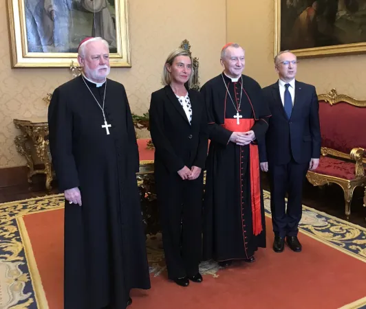 Federica Mogherini in Vaticano | Federica Mogherini con il Cardinale Pietro Parolin e l'arcivescovo Paul Richard Gallagher | da Twitter @FedericaMog
