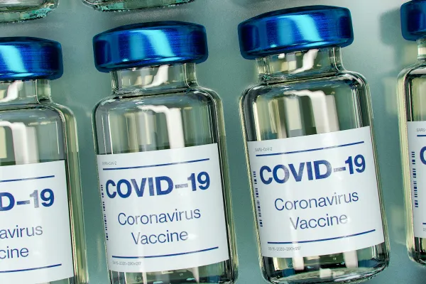Vaccino Covid 19 / Photo by Daniel Schludi Unsplash
  