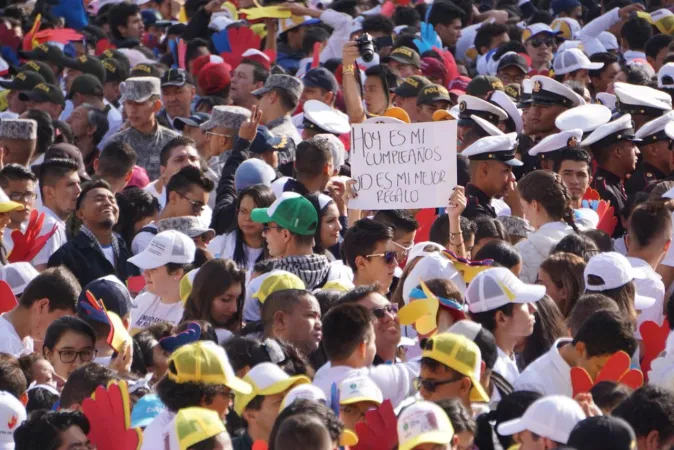 I giovani attendono Papa Francesco davanti la Cattedrale di Bogotà |  | David Ramos, ACI Prensa