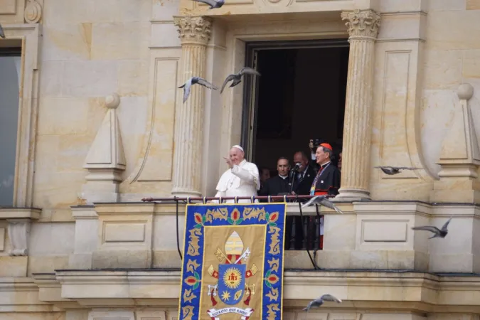 Il Papa si affaccia dal Palazzo Cardinalizio a Bogotà |  | David Ramos, ACI prensa