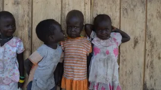 Sudan: piccoli profughi cristiani costretti a recitare preghiere islamiche per mangiare