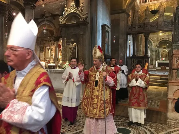 Patriarca Moraglia | Il Patriarca Moraglia celebra la Messa nella solennità di San Marco, patrono di Venezia, Venezia, 25 aprile 2018 | Twitter @LuigBrugnaro