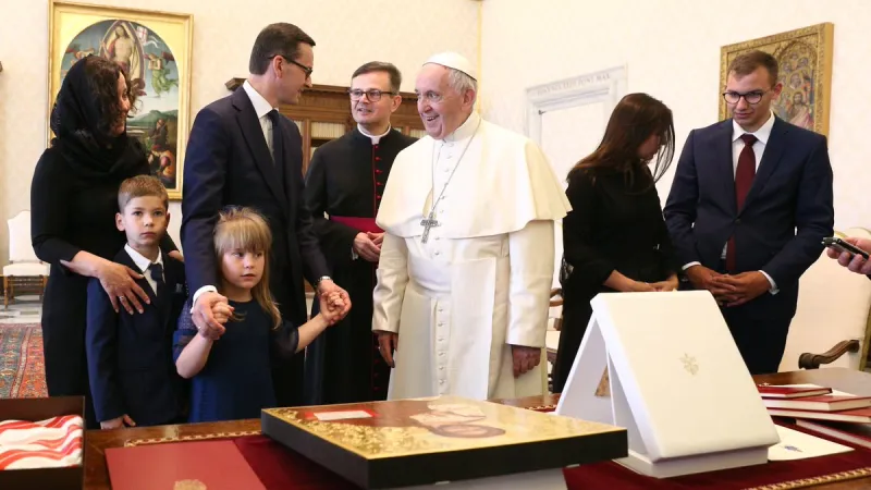Papa Francesco con Morawiecki | Papa Francesco incontra la famiglia del premier polacco Morawiecki, Biblioteca Palazzo Apostolico Vaticano, 4 giugno 2018 | Twitter Presidenza del Consiglio Polacca - @PremierRP