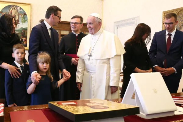 Papa Francesco incontra la famiglia del premier polacco Morawiecki, Biblioteca Palazzo Apostolico Vaticano, 4 giugno 2018 / Twitter Presidenza del Consiglio Polacca - @PremierRP