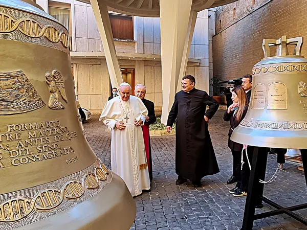 Papa Francesco benedice la Campana  |  | Family News Service