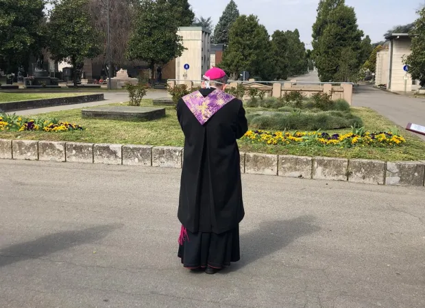 Monsignor Mario Delpini, Arcivescovo di Milano, al Cimitero Maggiore  |  | Chiesa di Milano