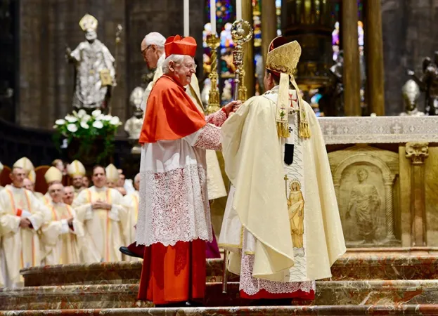 Il Cardinale Scola consegna il pastorale di San Carlo a Monsignor Delpini |  | Chiesa di Milano