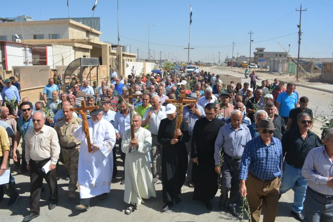Cristiani in Iraq | Una processione di cristiani nella piana di Ninive liberata | ACS Italia