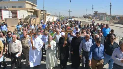 Una processione di cristiani nella piana di Ninive liberata / ACS Italia