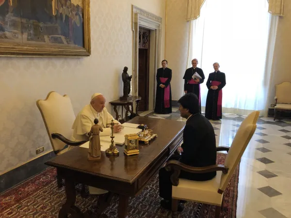 Papa Francesco ed Evo Morales | L'incontro tra Evo Morales e Papa Francesco, Palazzo Apostolico Vaticano, 30 giugno 2018 | Twitter @gulasalajillo
