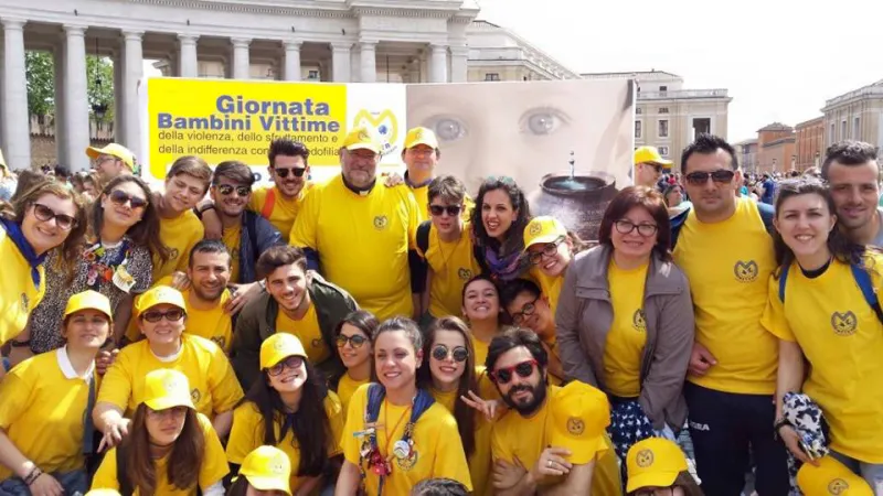Don Fortunato Di Noto | Don Fortunato Di Noto, con alcuni volontari, a San Pietro per la Giornata Bambini Vittime di Violenza  | Associazione Meter Onlus