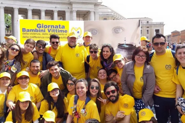 Don Fortunato Di Noto, con alcuni volontari, a San Pietro per la Giornata Bambini Vittime di Violenza  / Associazione Meter Onlus