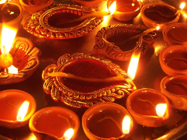 Le tipiche luci che si accendono per Diwali |  | Wikipedia
