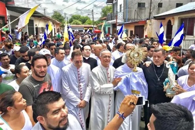 Processione con il Santissimo in Nicaragua | Processione con il Santissimo in Nicaragua del Cardinale Brenes | Aiuto alla Chiesa che Soffre