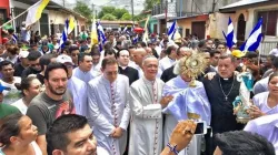 Processione con il Santissimo in Nicaragua del Cardinale Brenes / Aiuto alla Chiesa che Soffre
