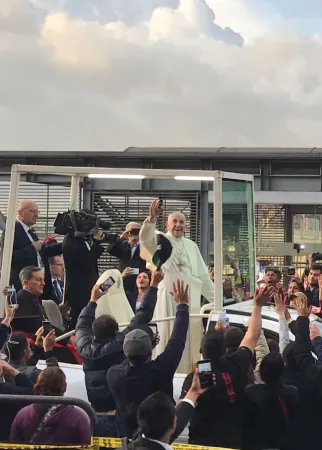 Papa Francesco in Colombia | Papa Francesco saluta le persone che sono accorse sulla strada per vederlo, Bogotà, 6 settembre 2017 | @elpapacol