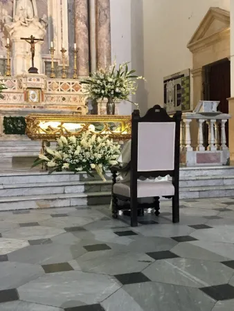 Il Papa prega davanti alla tomba di Pietro Claver |  | Antonio Spadaro / TW