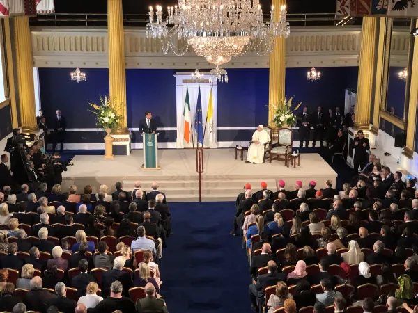 Papa Francesco e il Taoiseach Varadkar | Papa Francesco ascolta il Taisoeach Varadkar prima di intervenire nel Castello di Dublino, 25 gennaio 2018 | Twitter @CathApostleCtr