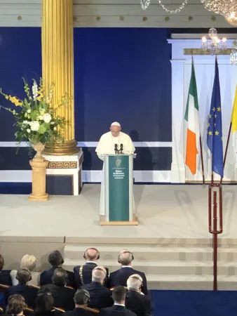 Papa Francesco in Irlanda, discorso alle autorità | Papa Francesco parla alle autorità nel Castello di Dublino, 25 gennaio 2018 | Twitter @CathApostleCtr
