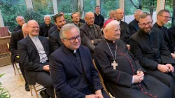 I gesuiti a Vilnius ascoltano Papa Francesco in nunziatura / Twitter @antoniospadaro