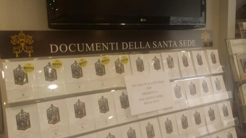 Alcuni documenti della Santa Sede esposti in una libreria LEV | Andrea Gagliarducci / ACI Stampa
