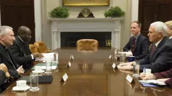 L'incontro tra il Cardinale Parolin e il vicepresidente USA Mike Pence, avvenuto alla Casa Bianca nel novembre 2017 / US Embassy to the Holy See