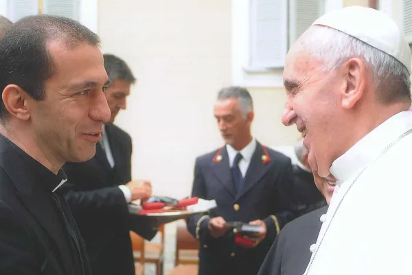 Don Gualtiero Isacchi, arcivescovo eletto di Monreale, con Papa Francesco / Instagram Gualtiero Isacchi