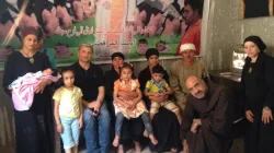 Don Paolo Asolan e la famiglia di Milad, uno dei martiri egiziani / Facebook / Arturino Tosi