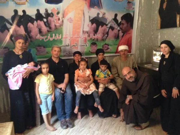 Don Paolo Asolan e la famiglia di Milad, uno dei martiri egiziani | Facebook / Arturino Tosi