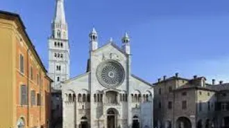 Ripristinati i vetri del rosone del Duomo di Modena distrutti dalla grandinata 