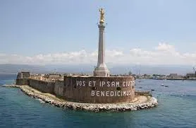 La statua della Madonna della lettera al porto di Messina