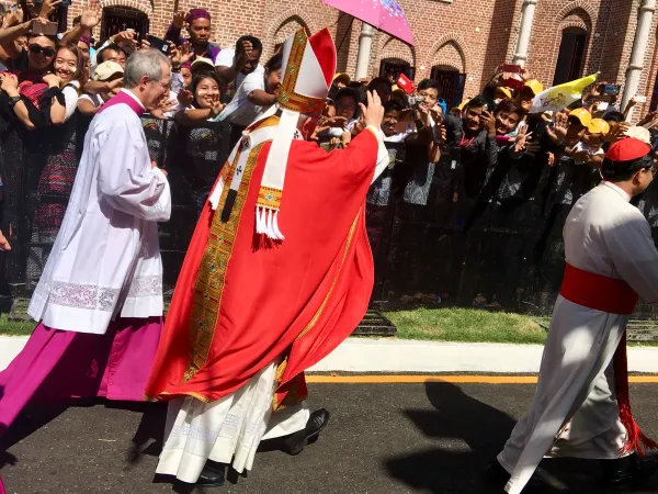 Papa Francesco in Myanmar | Papa Francesco all'uscita della Messa nella cattedrale di Yangon, ultimo appuntamento in Myanmar prima della partenza per il Bangladesh, 30 novembre 2017 | Twitter @antoniospadaro