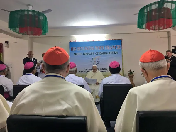 Il Papa con i vescovi del Bangladesh |  | Antonio Spadaro TW