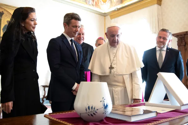 Papa Francesco con i principi Frederick e Mary di Danimarca, Palazzo Apostolico Vaticano, 8 novembre 2018 / Vatican Media / ACI Group 