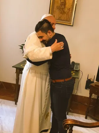 Papa Francesco e Safa al Aqoshy | Papa Francesco abbraccia Safa al Aqoshy. Il giovane partecipante al Sinodo 2018 è chiamato a tornare in patria | Twitter @Synod2018