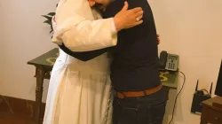 Papa Francesco abbraccia Safa al Aqoshy. Il giovane partecipante al Sinodo 2018 è chiamato a tornare in patria / Twitter @Synod2018