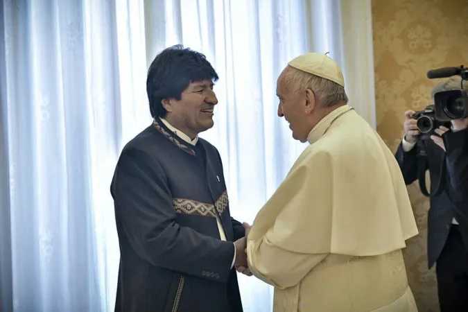 Papa Francesco ed Evo Morales | Papa Francesco saluta il presidente boliviano Evo Morales, Palazzo Apostolico Vaticano, 15 dicembre 2017 | Twitter di Evo Morales 