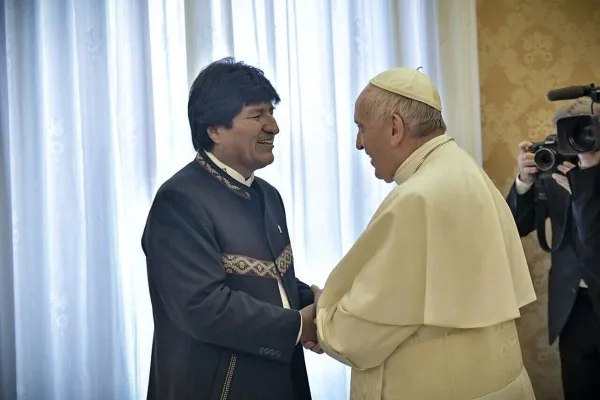 Papa Francesco saluta il presidente boliviano Evo Morales, Palazzo Apostolico Vaticano, 15 dicembre 2017 / Twitter di Evo Morales 