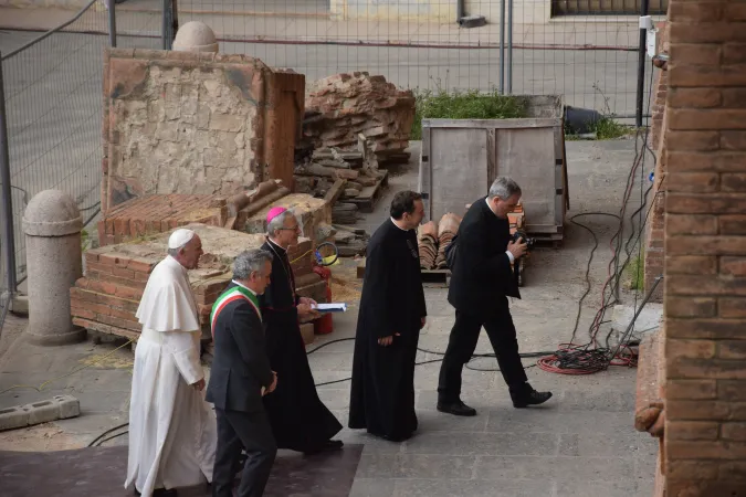 Il Papa entra nel Duomo di Mirandola con Don Flavio Segalina |  | MM ACI Stampa