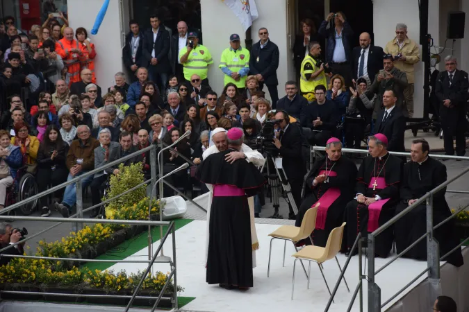 L'abbraccio tra il Papa e Monsignor Cavina a Mirandola |  | MM ACI Stampa