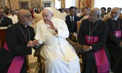 Papa Francesco parla con l'arcivescovo maggiore Thattil durante l'udienza con i fedeli siro-malabaresi, 13 maggio 2024 / Vatican Media / ACi Group