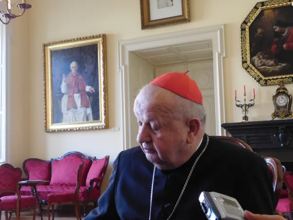 Il Cardinal Stanislao Dziwisz, arcivescovo di Cracovia, nel salotto dell'Arcivescovado di Cracovia parla con i giornalisti, 18 marzo 2016 | Andrea Gagliarducci / ACI Stampa