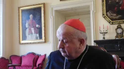 Il Cardinal Stanislao Dziwisz, arcivescovo di Cracovia, nel salotto dell'Arcivescovado di Cracovia parla con i giornalisti, 18 marzo 2016 / Andrea Gagliarducci / ACI Stampa