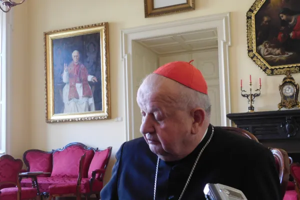 Il Cardinal Stanislao Dziwisz, arcivescovo di Cracovia, nel salotto dell'Arcivescovado di Cracovia parla con i giornalisti, 18 marzo 2016 / Andrea Gagliarducci / ACI Stampa