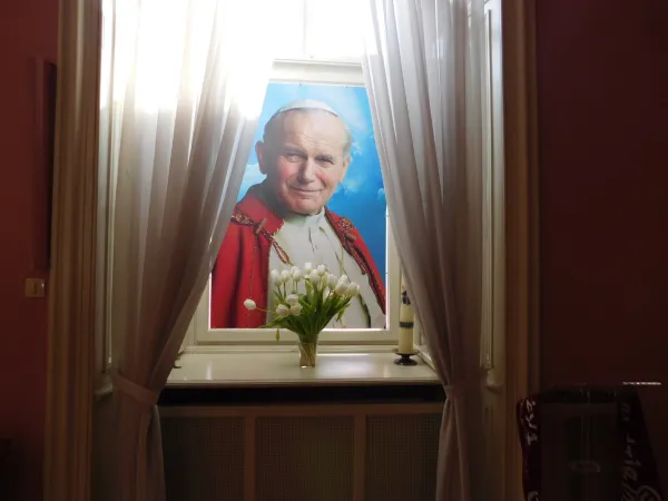 Arcivescovado di Cracovia: la finestra da cui si affacciava Giovanni Paolo II per salutare la folla  | Andrea Gagliarducci / ACI Stampa