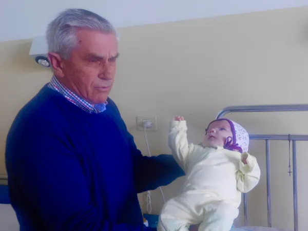 Padre Mario Cuccurullo, direttore dell'Ospedale, con la piccola Maria | Andrea Gagliarducci / ACI Stampa