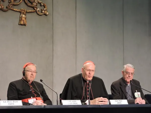 La conferenza stampa del 5 ottobre, i cardinali Vingt-Trois ed Erdo e Padre Lombardi |  | Marco Mancini