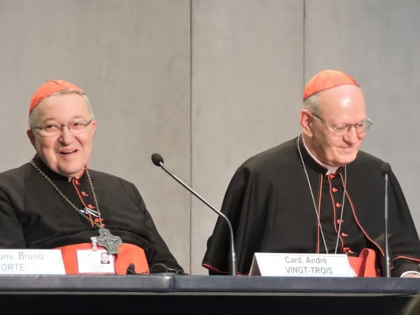 I Cardinali Andrè Vingt Trois e Peter Erdo incontrano i giornalisti |  | Marco Mancini - Acistampa